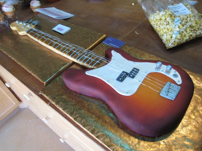 How to make a guitar cake decoration