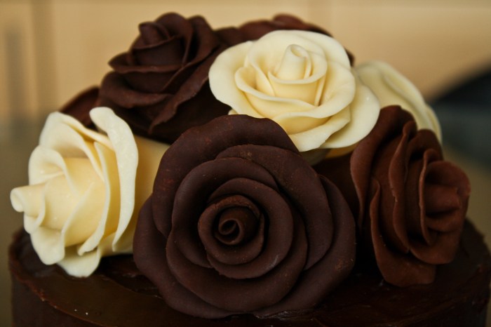 How to make chocolate roses for cake decoration