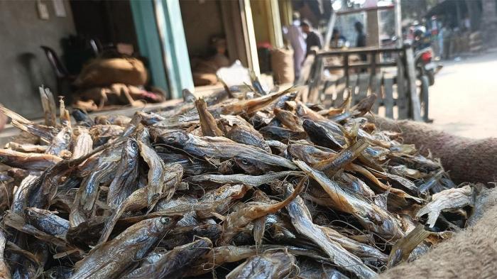 How to cook dry fish in bengali style